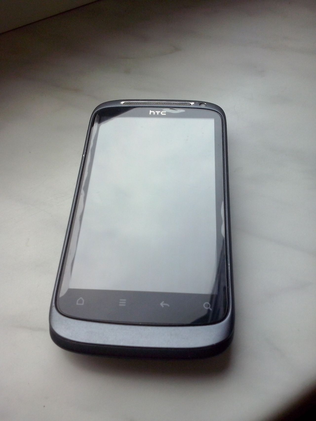 HTC Desire S - front telefonu z naklejoną folią.