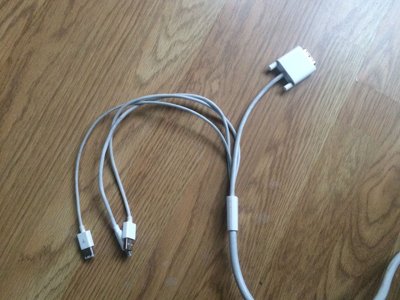 Jeden, zintegrowany kabel monitora zawiera zasilanie, sygnał obrazu, USB, FireWire.