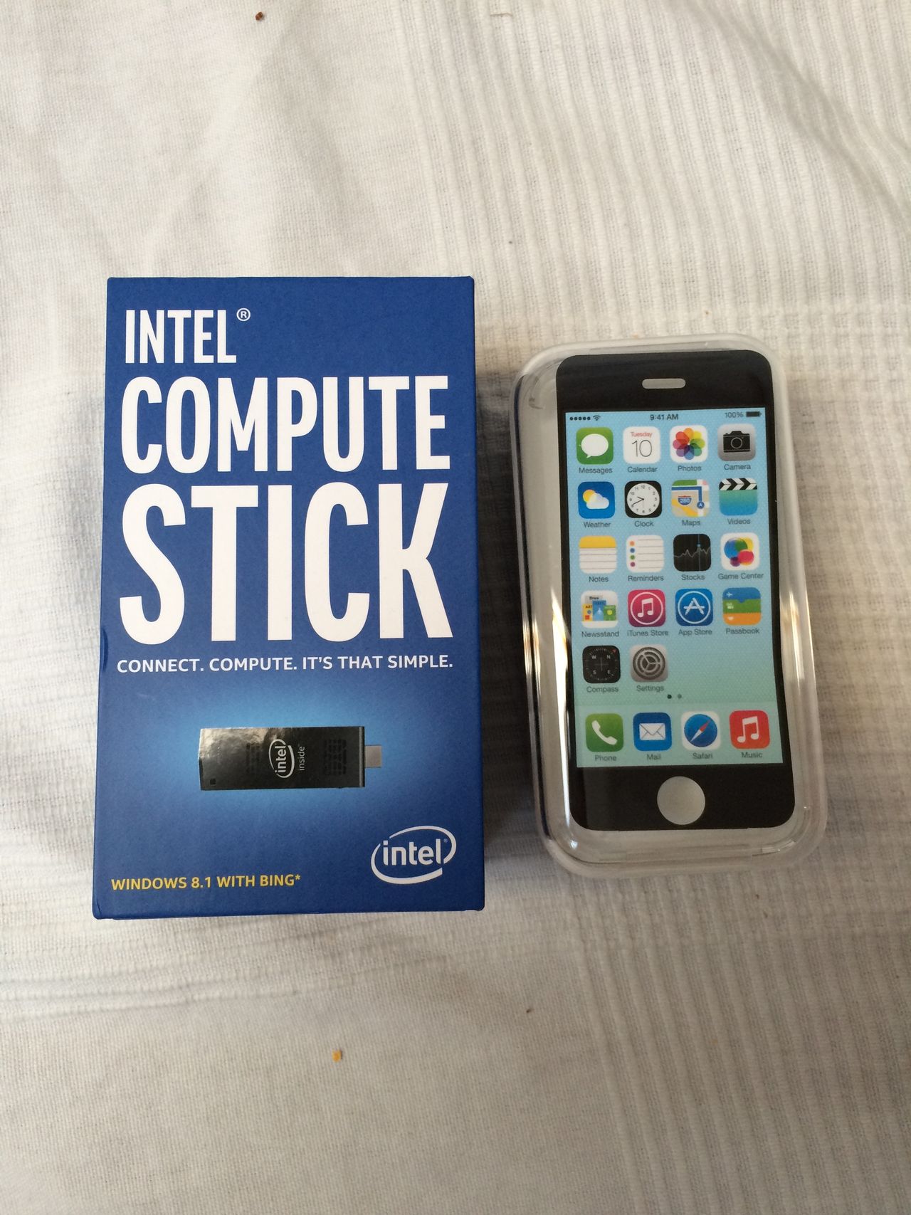 Pudełko zawierające Intel Compute Stick jest niewiele większe od pudełek w jakich kupujemy smartfony.