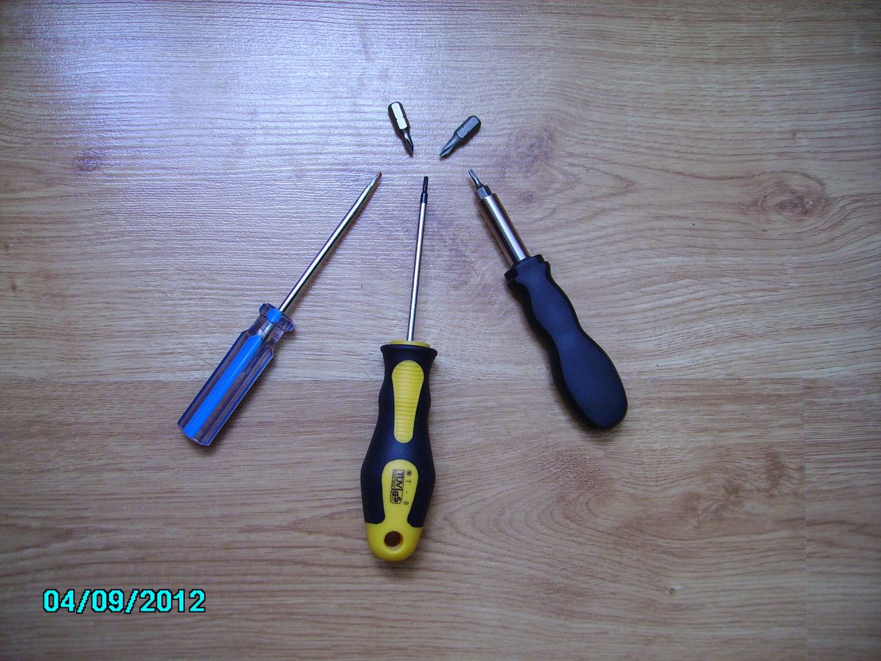 Niezbędne narzędzia - wkrętak płaski, PH0, PH1, Torx T8