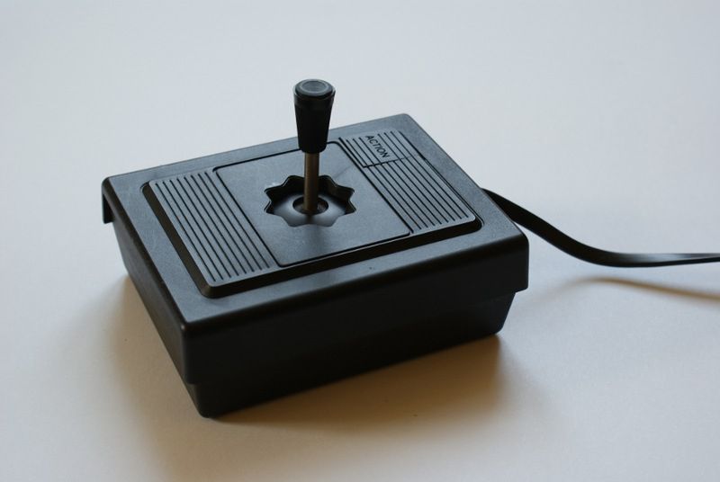 Joystick na stałe podpięty do konsoli