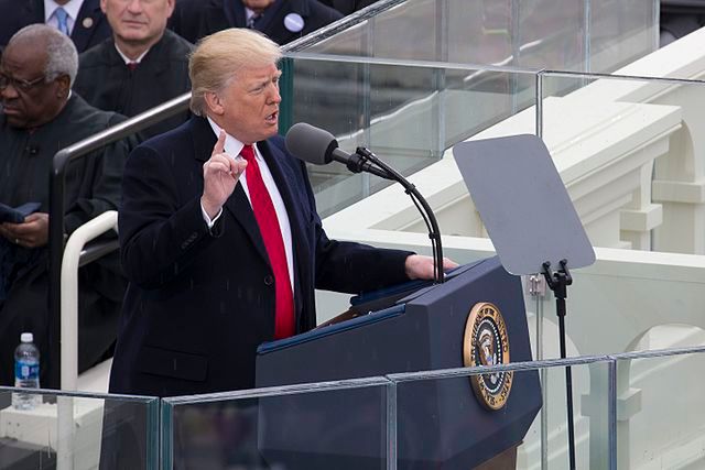 Donald Trump podczas swojej przemowy inauguracyjnej (źródło: wikimedia)