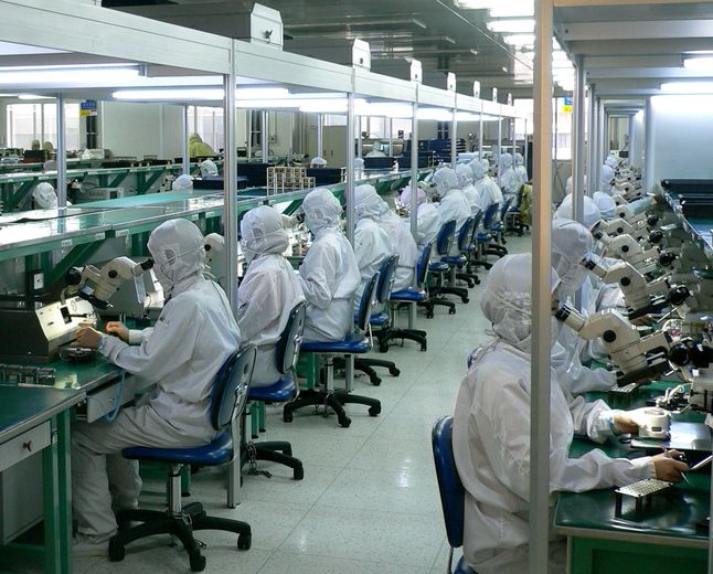 Testowanie włókien optycznych w fabryce w Chinach (źródło: wikimedia)