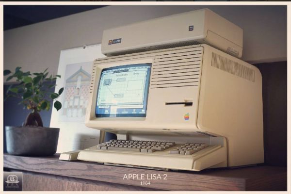 Lisa 2 z charakterystycznie cofniętą podstawą. Jej stylistyka stała się na tyle rozpoznawalna, że komputery innych producentów o takiej budowie, często były mylone z Lisą. (Zdjęcie: Jacek Łupina)