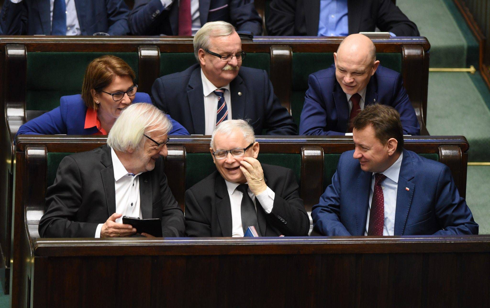 Jarosław Kaczyński czyta książę o kotach podczas obrad sejmu o sądownictwie