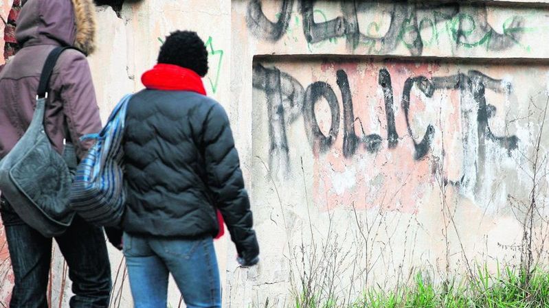 Patrząc na takie napisy, chciałoby się sparafrazować słowa piosenki Jacka Kaczmarskiego "A mury runą, runą, runą"... Bo jeśli nie da się wymyć...