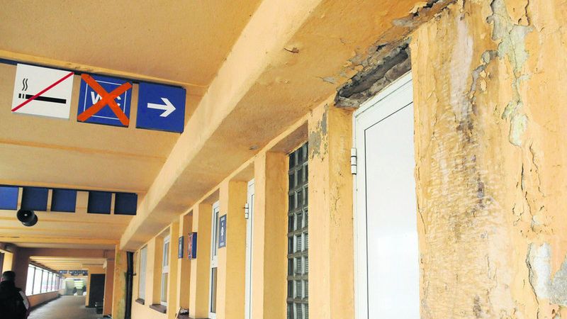 Grzyb i popękane ściany to "standard" na wielu krakowskich dworcach i stacjach kolejowych