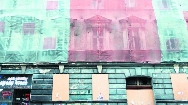 Kamienice przy ul. Ariańskiej 4-6. Siatką zabezpieczono elewację, z której odpada tynk