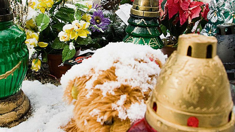 Na pomniku Bartka wciąż palą się znicze