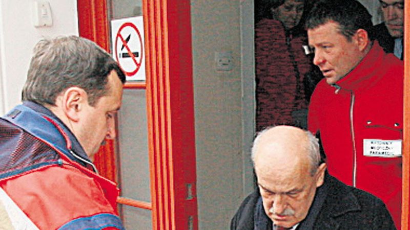 14 stycznia, pogotowie zabiera prezydenta z magistratu