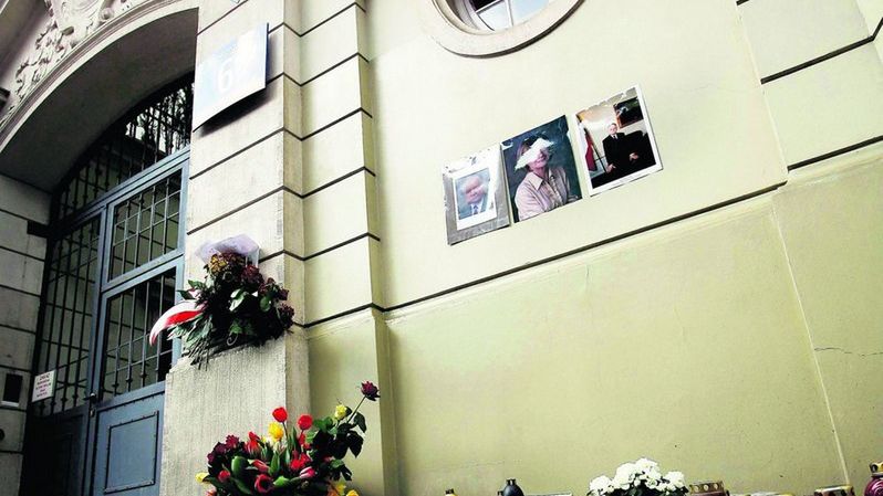 Przed kamienicą, w której mieszkał prezydent, warszawiacy palą znicze i kładą kwiaty