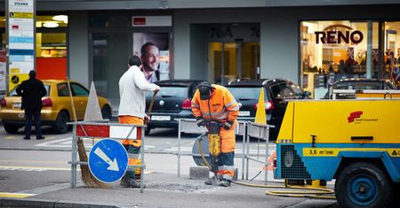 Minimalna stawka godzinowa. Szwed: 13 zł za godzinę to minimum, żeby przeżyć