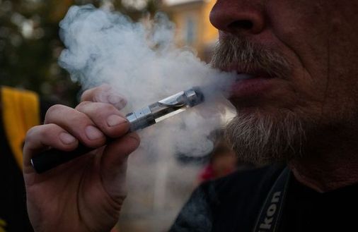 Szef nie może zakazać e-papierosów w firmie