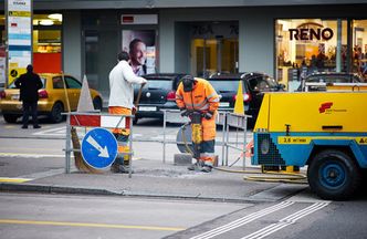 Minimalna stawka godzinowa. Szwed: 13 zł za godzinę to minimum, żeby przeżyć