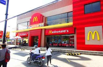 Ostra walka fastfoodów trwa. Zyskują klienci