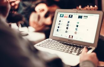 Zakupy świąteczne. Oto nowy trend. Tak Polacy szukają prezentów