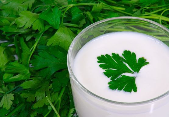 Kefir, maślanka i jogurt - dlaczego warto sięgać po mleczne napoje?