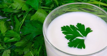 Kefir, maślanka i jogurt - dlaczego warto sięgać po mleczne napoje?