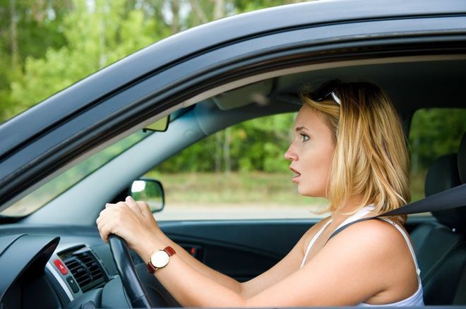 10 błędów popełnianych przez kobiety i mężczyzn podczas jazdy samochodem