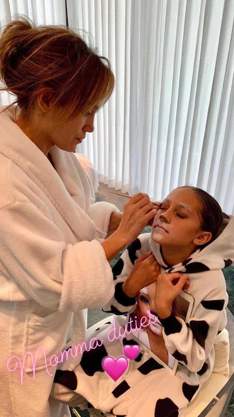 Jennifer Lopez z córką w szlafroku i bez makijażu