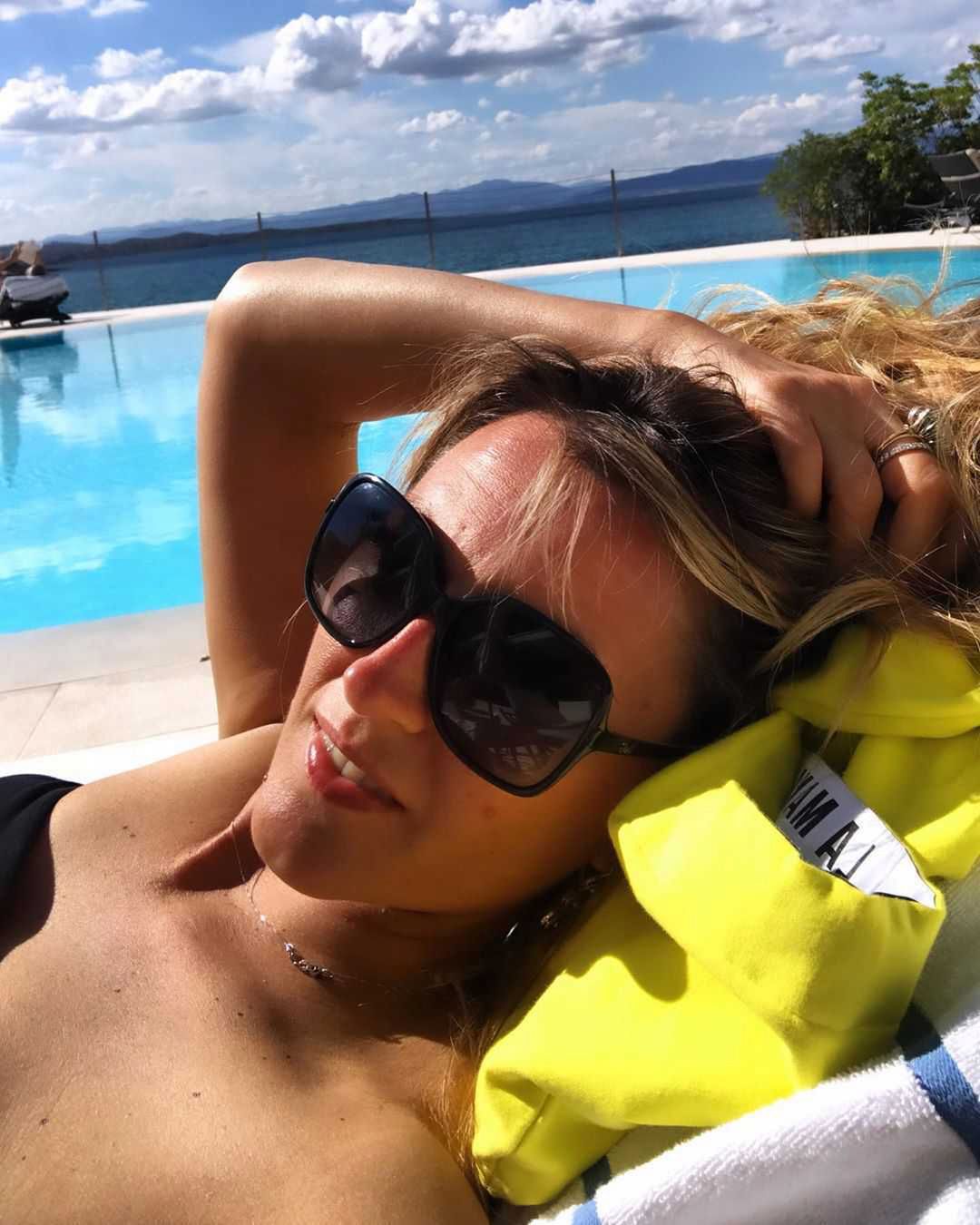 Karolina Szostak pokazała nogi, brzuch, dekolt oraz firmowe klapki za 2 tysiące złotych