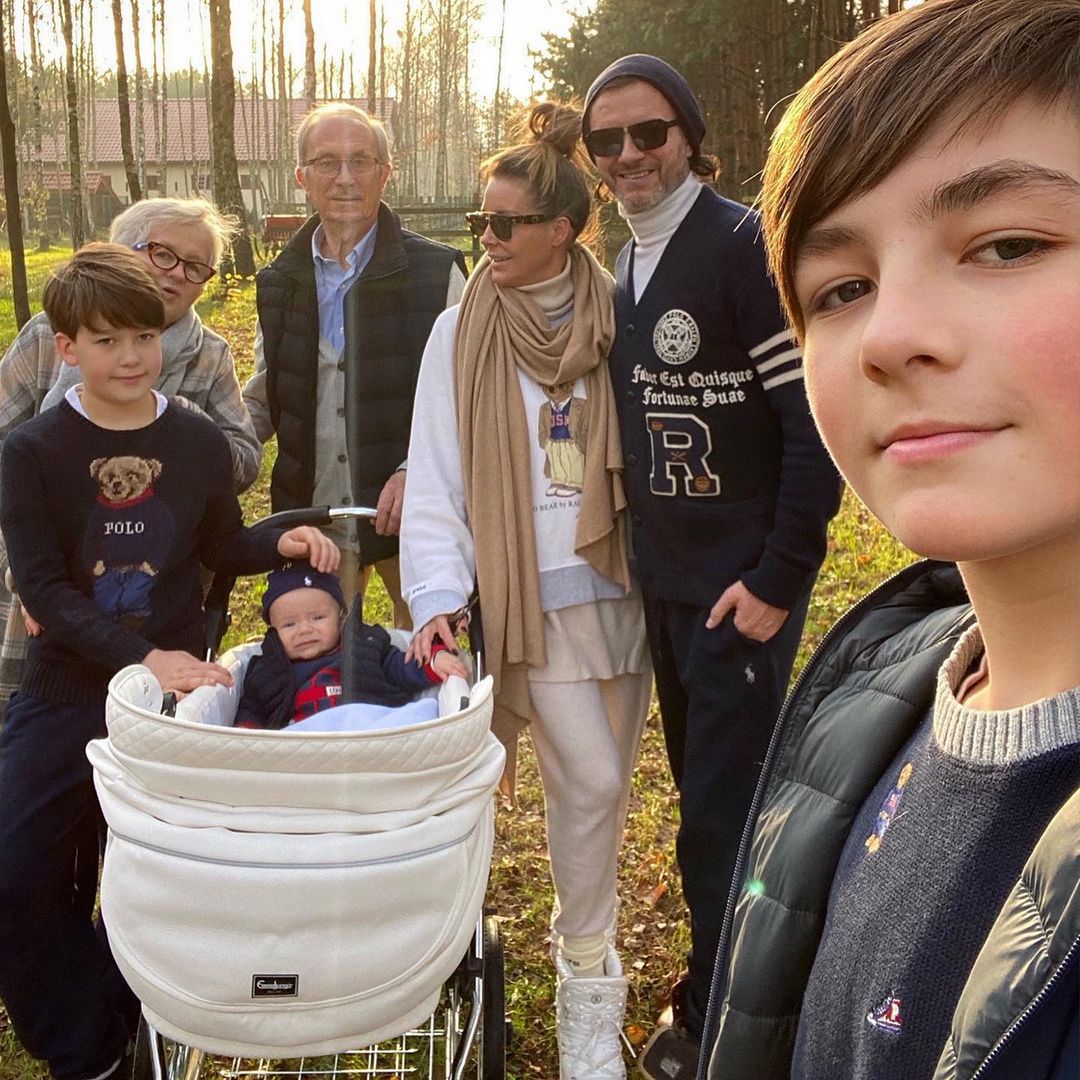 Małgorzata Rozenek z rodziną na spacerze