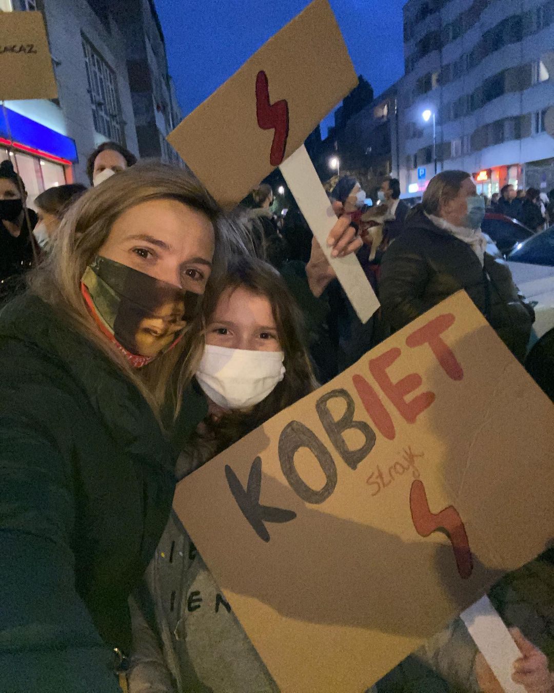 Joanna Koroniewska z córką na proteście kobiet