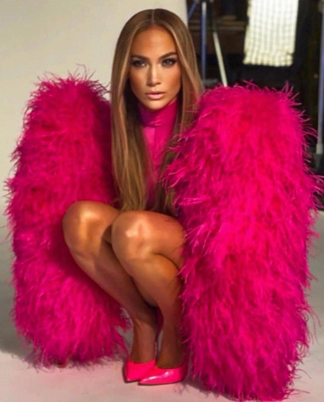 Jennifer Lopez w różowej stylizacji