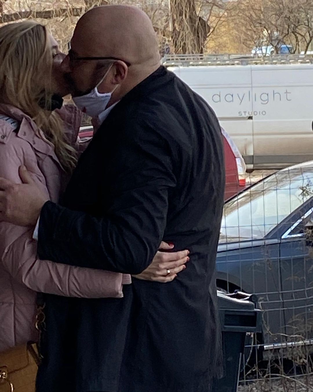Joanna Koroniewska i Piotr Gąsowski całują się na powitanie
