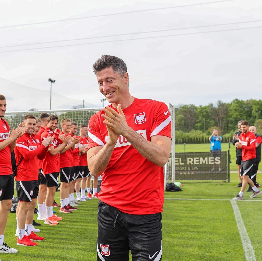 Robert Lewandowski i piłkarze reprezentacji zaszczepili się przeciw COVID-19. Fot. Instagram, laczynaspilka