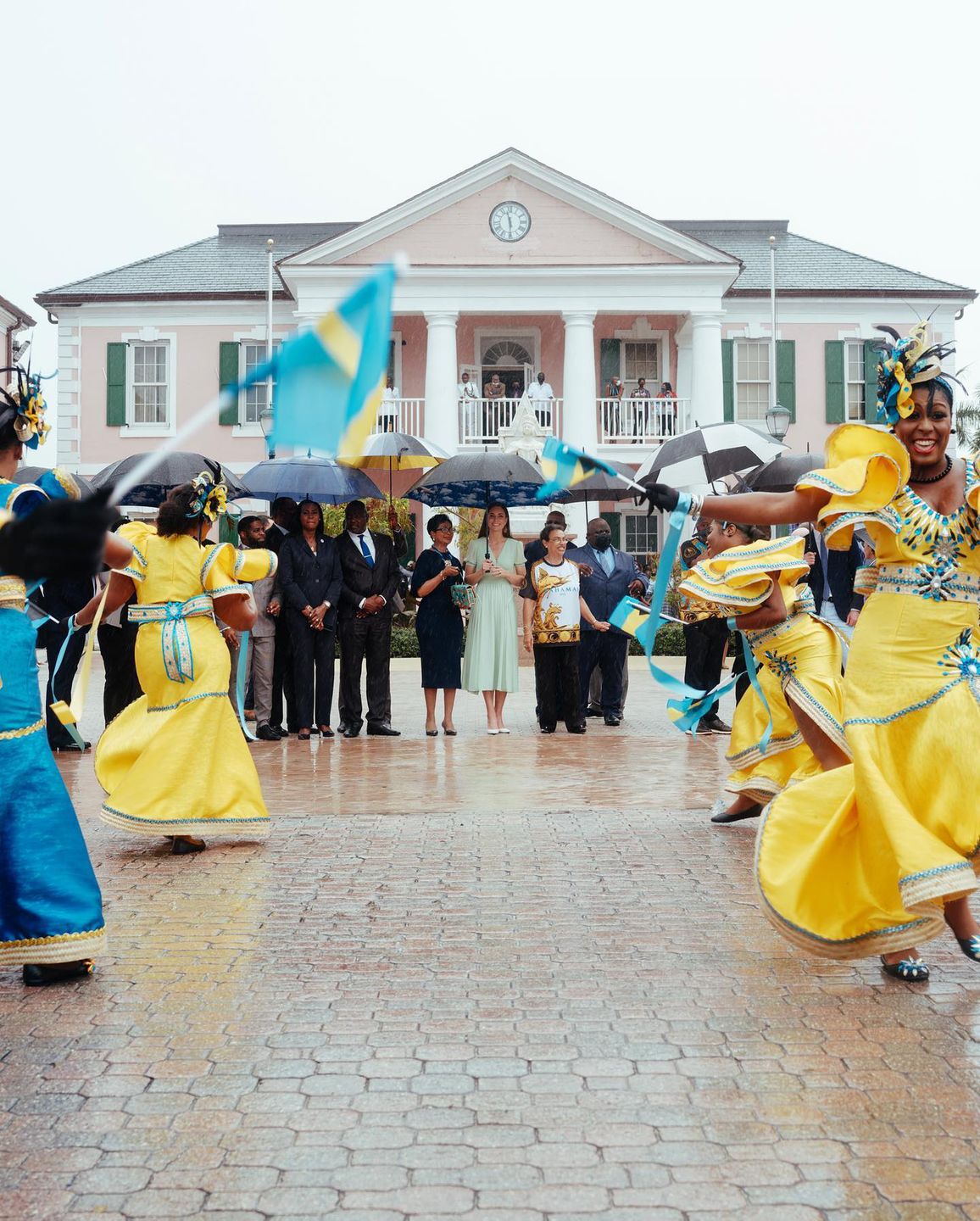 Księżna Kate na Bahamach. Pogoda zrujnowała jej stylizację