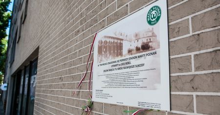 Odsłonięto pamiątkową tablicę w miejscu pierwszego stadionu Warty Poznań