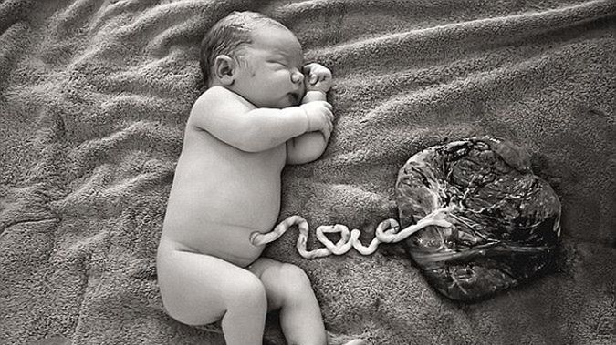 Nowy trend: dziecko połączone z łożyskiem nawet przez 2 tygodnie po porodzie. Eksperci ostrzegają!