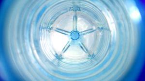 Dwie historie: wody butelkowanej i plastikowej reklamówki (2x wideo) 1