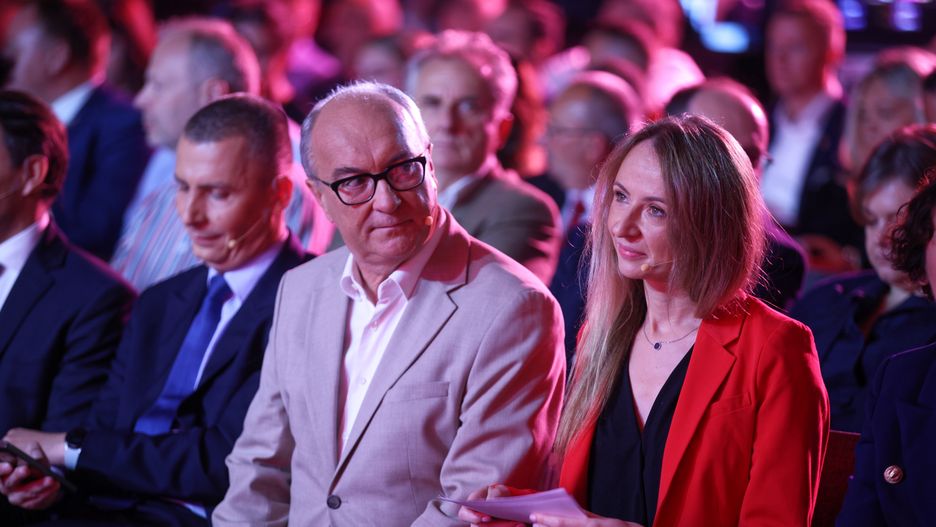 W�odzimierz Czarzasty, Agnieszka Dziemianowicz-B�k
Krak�w, 07.09.2024. Wicemarsza�ek Sejmu W�odzimierz Czarzasty (2P) oraz minister rodziny, pracy i polityki spo�ecznej Agnieszka Dziemianowicz-B�k (P) podczas konwencji Lewicy ph. "Mieszkanie prawem, nie towarem", 7 bm. w Krakowie. (amb) PAP/�ukasz G�gulski
�ukasz G�gulski
konferencja, konwencja, Lewica, mieszkalnictwo, Mieszkanie prawem, nie towarem, politycy, polityka, prasowa
