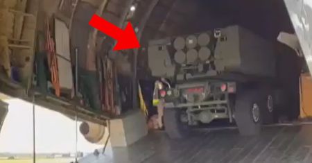 Gigant z cennym ładunkiem wylądował. Przywiózł sprzęt dla Polski