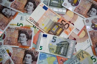 Kursy walut 17.03.2022. Czwartkowy kurs funta, euro, dolara i franka szwajcarskiego