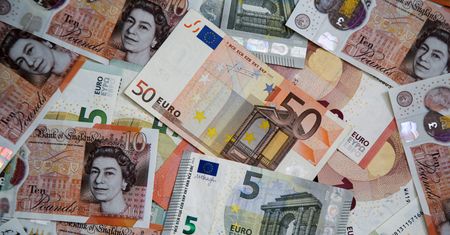 Kursy walut 17.03.2022. Czwartkowy kurs funta, euro, dolara i franka szwajcarskiego