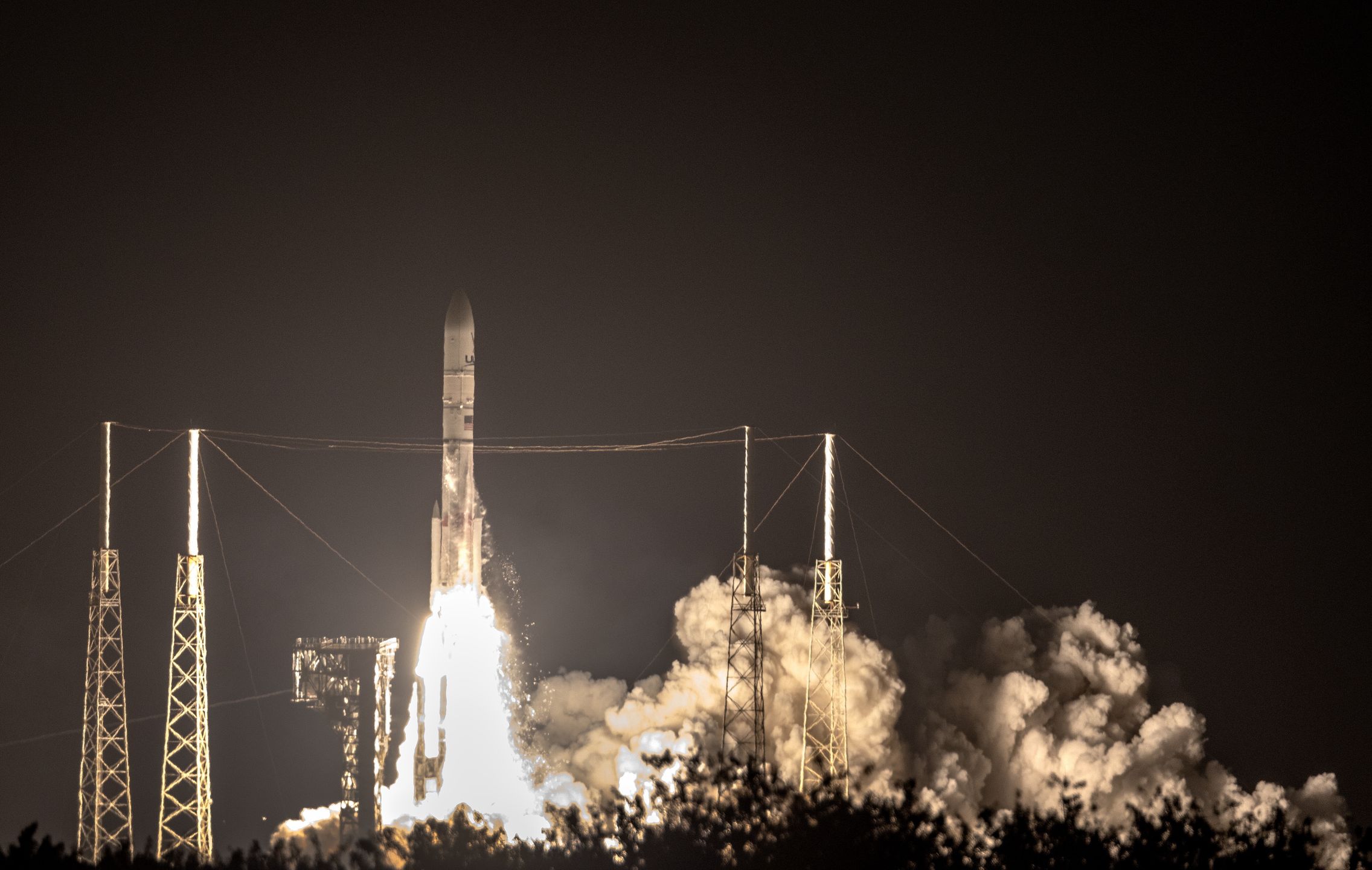 The United Launch Alliance Vulcan Centaur rocket, part of the Astrobotic's Peregrine Mission One, lifts off from Space Launch Complex 41 at Kennedy Space Center in Merritt Island, Florida, USA, 08 January 2024. According to NASA, the Astrobotic's Peregrine Mission One carries NASA and commercial payloads to the Moon to study the lunar exosphere, thermal properties, and hydrogen abundance of the lunar regolith, magnetic fields, and the radiation environment of the lunar surface, as part of NASA's Artemis lunar exploration efforts. EPA/CRISTOBAL HERRERA-ULASHKEVICH Dostawca: PAP/EPA.