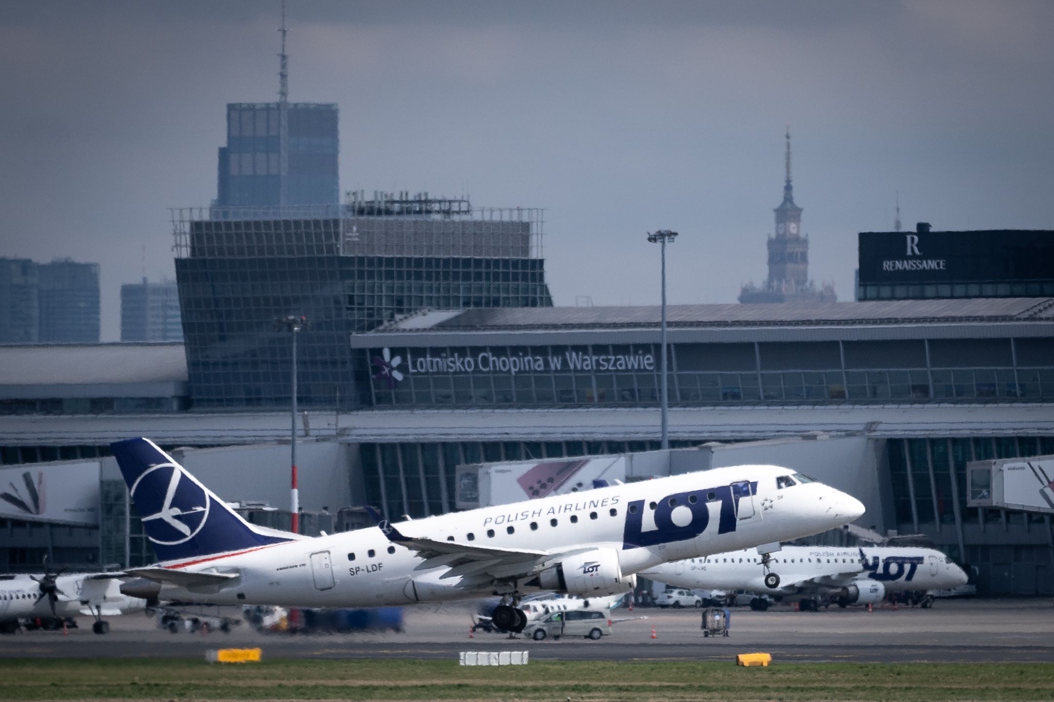 Lotnisko Chopina leży zaledwie kilka kilometrów od centrum Warszawy. Dobrze widać z niego Pałac Kultury i Nauki