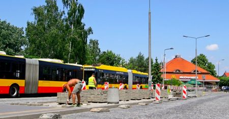 Warszawa. Ładowarka do autobusów. Stacja szybkiego uzupełniania energii powstaje na pętli Wilanów