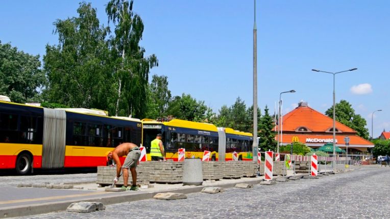 Wilanów. Trwa budowa instalacji złożonej z sześciu ładowarek do autobusów. Pozwolą one szybko uzupełnić energię w bateriach pojazdów komunikacji biorowej