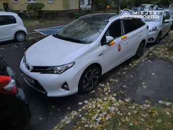 Warszawa: Nocą na Ochocie wybito szyby i okradziono auta przewozu osób