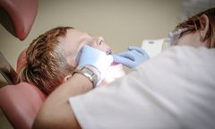 Dentysta z 118 zarzutami. Wyłudzał pieniądze z NFZ