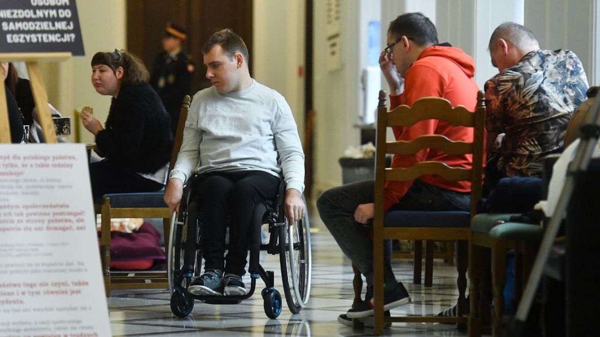 Protest osób niepełnosprawnych i ich opiekunów na korytarzu Sejmu. 