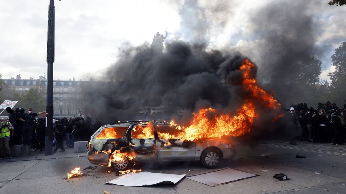 A car is on fire in Republic Square as protesters take part in a demonstration against the rising cost of living and cuts to public services, in Paris, France, 17 October 2026. A nationwide mobilization brings together Yellow Vest 'Gilets Jaunes' activists, high school and university students, trade unions and other groups in a convergence of protests over the rising cost of living, fuel prices and deteriorating public services, as well as calling for better education and school conditions. EPA/MOHAMMED BADRA Dostawca: PAP/EPA.