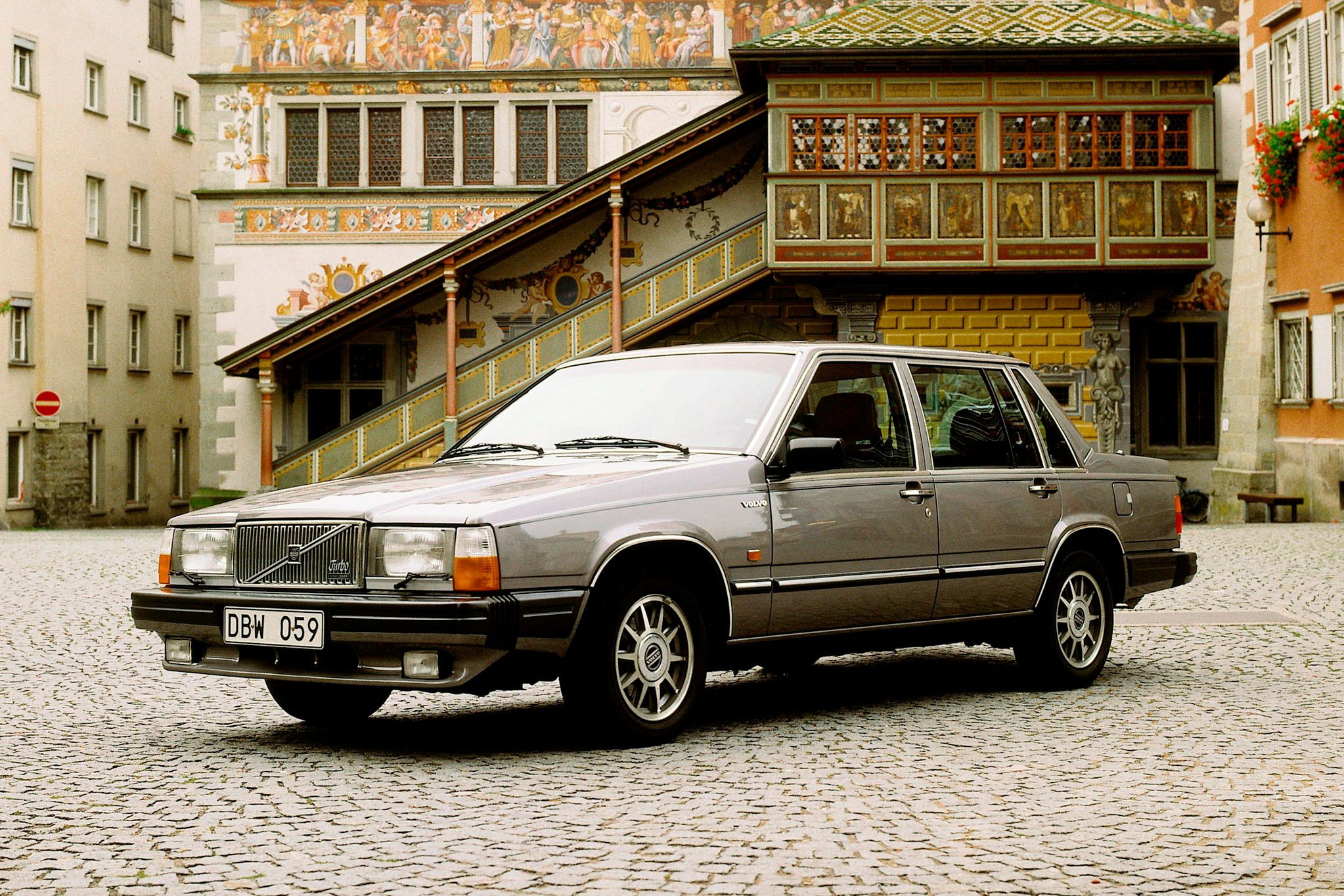 Wizualnie prawie takie samo i technicznie bardzo podobne, ale bardziej luksusowe Volvo 760.