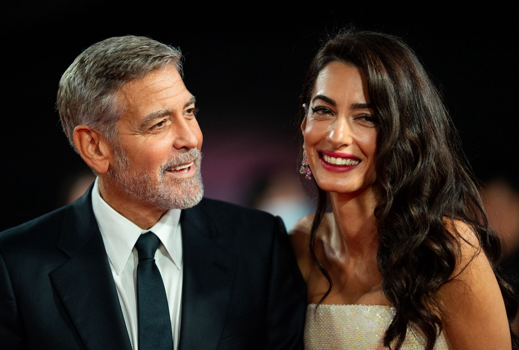 George Clooney ratuje Amal z opresji na czerwonym dywanie