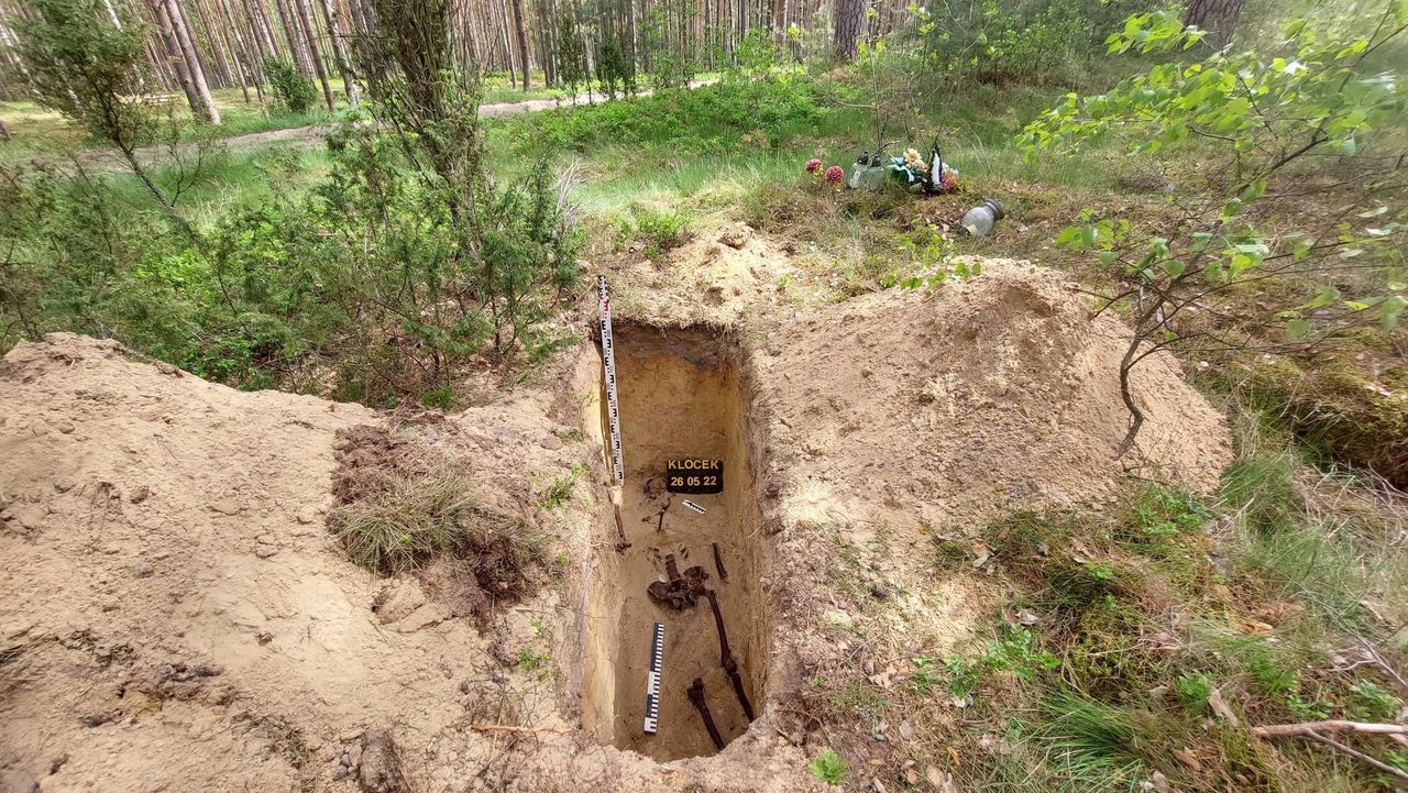 W rozkopanej mogile spoczywały szczątki ludzkie. To, jak przekazywali miejscowi, zabity żołnierz niemiecki 