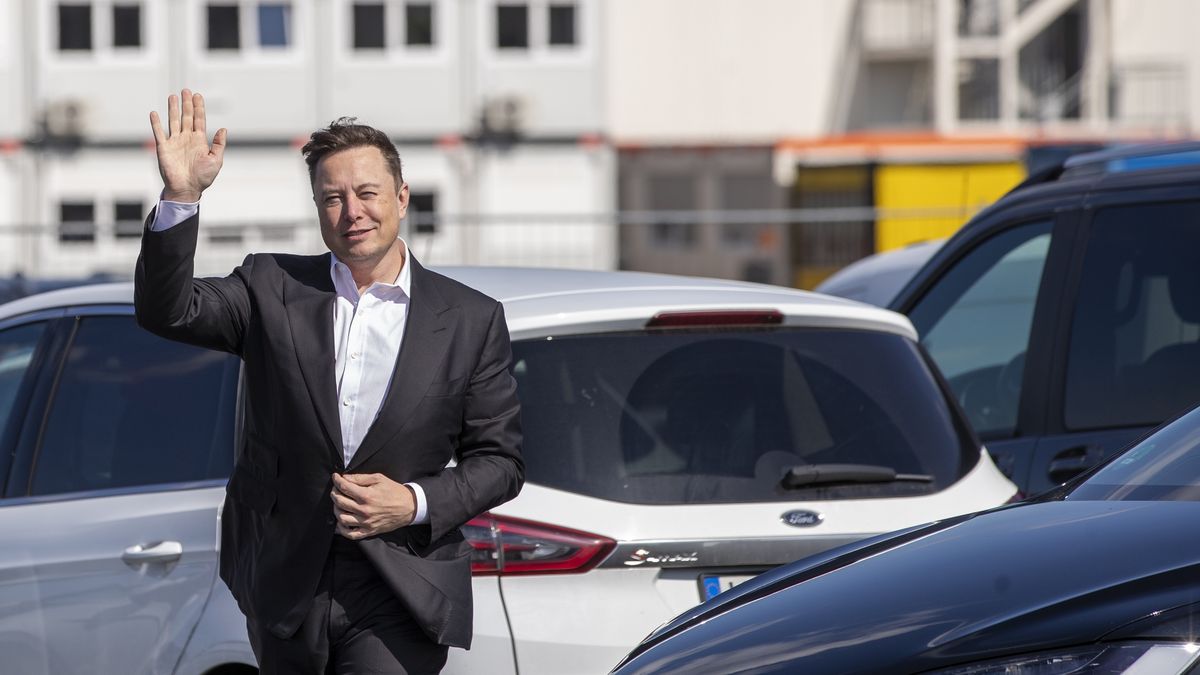 FUERSTENWALDE, GERMANY - SEPTEMBER 03: Tesla head Elon Musk arrives to have a look at the construction site of the new Tesla Gigafactory near Berlin on September 03, 2020 near Gruenheide, Germany. Musk is currently in Germany where he met with vaccine maker CureVac on Tuesday, with which Tesla has a cooperation to build devices for producing RNA vaccines, as well as German Economy Minister Peter Altmaier yesterday. (Photo by Maja Hitij/Getty Images)